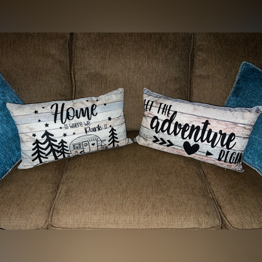 Set of 2 pillows!!